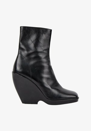 Khaite, Bottines compensées - black