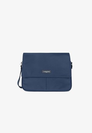 Sac messager bleu marine avec fermeture à rabat, fabriqué en tissu lisse, comportant une plaque de logo et une bandoulière réglable.