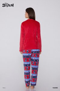 Rode fluwelen top met lange mouwen gecombineerd met blauwe pyjamabroek met een kleurrijke Stitch-print, inclusief feestelijke patronen en accenten.