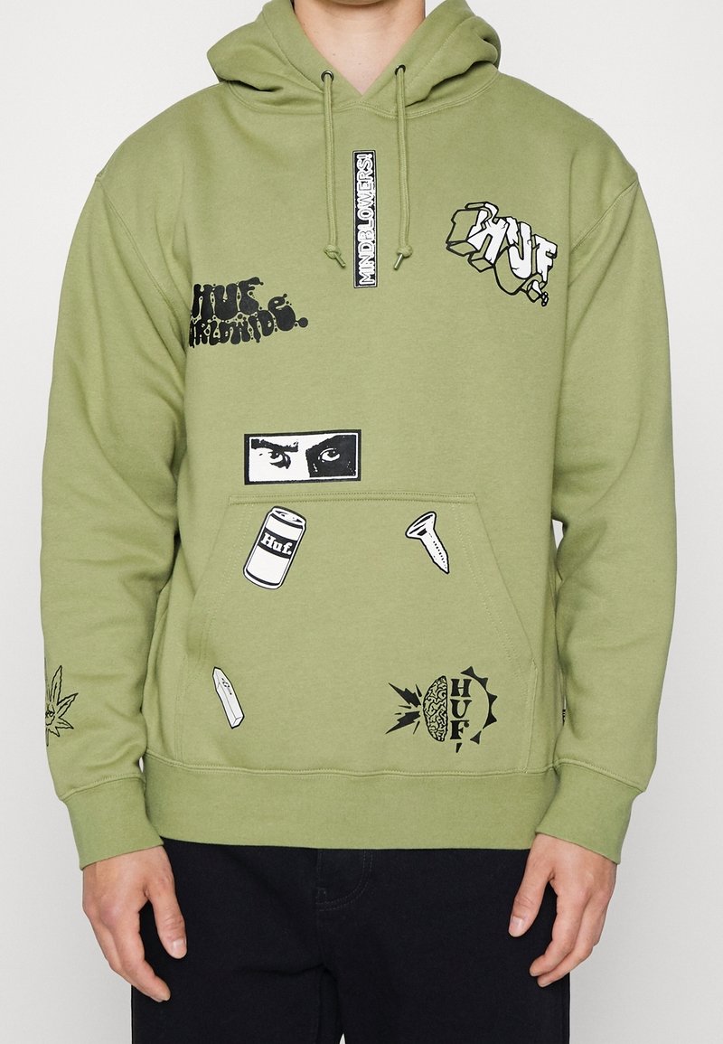 Felpa verde oliva realizzata in tessuto morbido, con diverse stampe grafiche, tra cui occhi, loghi e motivi, dotata di una tasca a marsupio nella parte anteriore.