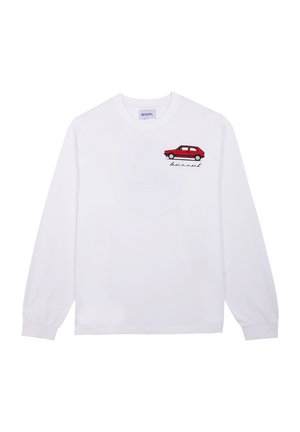Camiseta de algodón blanca de manga larga con un gráfico de un coche rojo y el texto "bersel" en una fuente elegante en el área del pecho izquierdo.