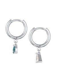 Sølv hoops øreringe har hængende teal og klare perle charms, der viser en glat, poleret finish og moderne design.