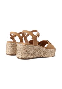 Sandali platform in pelle color beige con tacco a cuneo in juta intrecciata. Caratterizzati da cinturini regolabili con fibbia e un design della punta rotonda.