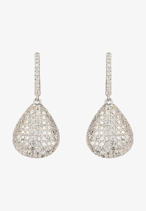 Pendientes colgantes en tono plateado con forma de lágrima, adornados con cristales claros y una superficie texturizada y con patrón para añadir detalle.