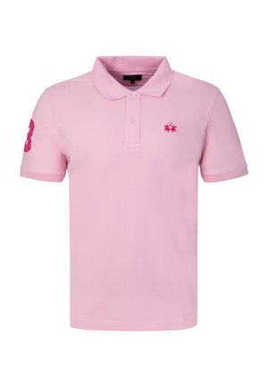 Jasnoróżowa koszulka polo z krótkim rękawem, z dwoma guzikami, kołnierzykiem, małym czerwonym logo na piersi i dużą cyfrą 3 na prawym rękawie.