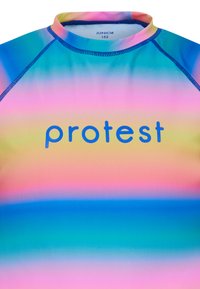 Rash guard a manica corta con sfumature di blu, rosa e verde, dotato di cuciture flatlock; presenta il logo "protest" in bold blu sul fronte.