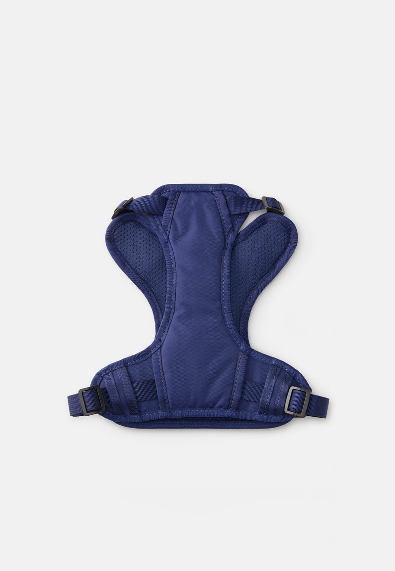 Marineblauwe hondenharnas gemaakt van ademend materiaal, met verstelbare banden en een gevoerd ontwerp voor comfort; ergonomische vorm voor een goede pasvorm.