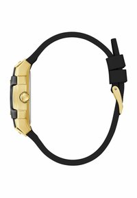 Orologio dorato con cassa rettangolare e corona rotonda, dotato di un cinturino in gomma nera e un accento dorato sulla fibbia.