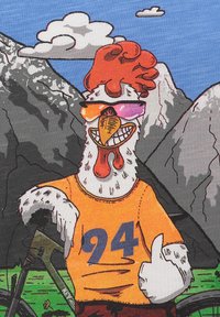 Cartoon haan met zonnebril en oranje shirt met nummer 24, geeft duim omhoog naast een fiets met bergen en wolken op de achtergrond.