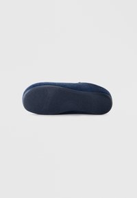 Pantofole blu navy con suola in gomma testurizzata, caratterizzate da un materiale superiore morbido e una forma arrotondata. Nessun hardware o motivo visibile.