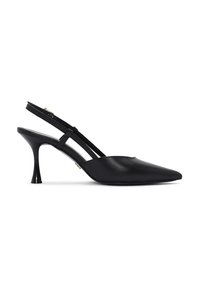 Tacchi slingback neri a punta realizzati in pelle liscia. Caratterizzati da un tacco sottile e una cintura regolabile alla caviglia per una vestibilità sicura.