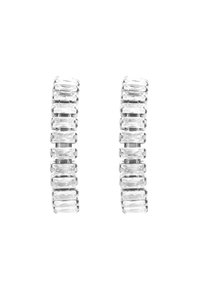 Boucles d'oreilles en acrylique transparent présentant un design empilé en rectangles, avec une surface lisse et une finition polie, offrant un look moderne.