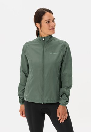 Giacca leggera verde con colletto alto, chiusura con zip e polsini elasticizzati. Presenta un logo discreto e una finitura liscia e opaca.