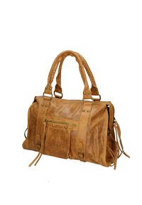 Borsa a tracolla in pelle marrone chiaro con manici intrecciati, dotata di accessori in ottone, tasca con zip frontale e dettagli decorativi con nappine sui lati.
