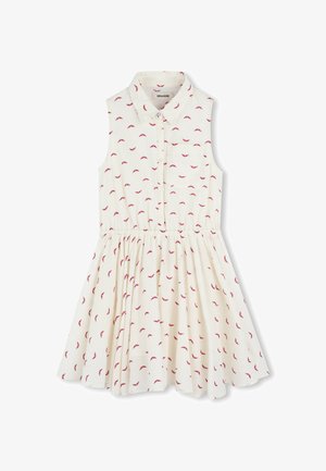 Robe blanche sans manches avec col, présentant un motif en croissant rouge, un devant à boutons, une taille froncée et une jupe évasée.