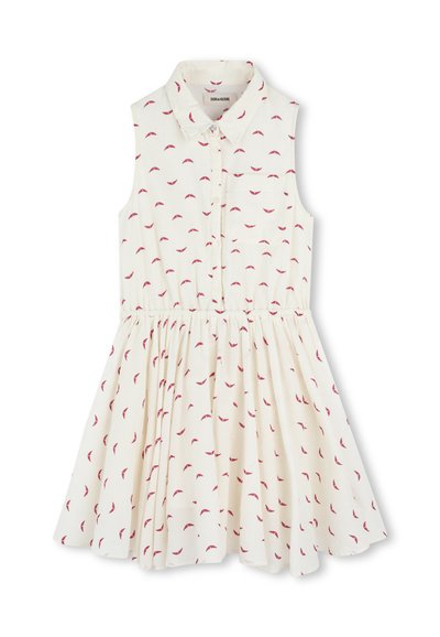 Robe blanche sans manches avec col, présentant un motif en croissant rouge, un devant à boutons, une taille froncée et une jupe évasée.