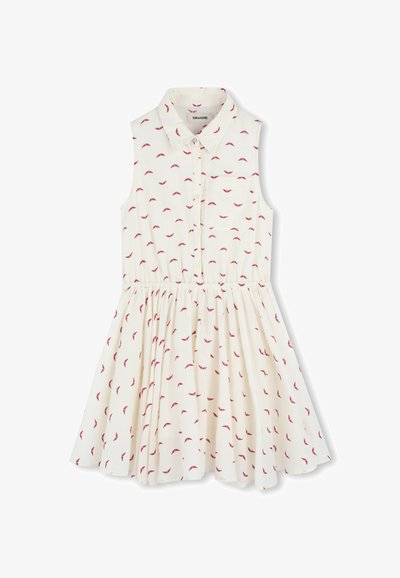 Robe blanche sans manches avec col, présentant un motif en croissant rouge, un devant à boutons, une taille froncée et une jupe évasée.