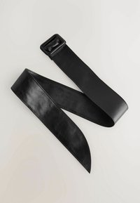 Ceinture en cuir noir avec une texture lisse et une boucle rectangulaire. La sangle a des extrémités effilées, offrant un design élégant et minimaliste.