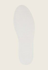 Weiße Gummisohle mit horizontalen Rillen, runder Spitze und glatter Oberfläche. Mit der Größe 45 versehen. Sauberes und minimalistisches Design.