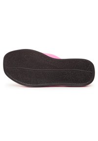 Semelle extérieure texturée noire avec une forme courbée. Bord supérieur en rose vif. Comprend des crêtes proéminentes et une transition fluide du rose au noir.