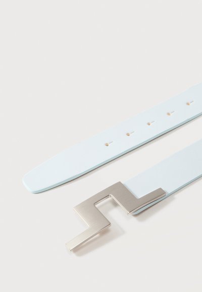 Ανοιχτό μπλε δερμάτινη ζώνη με γυαλιστερή ασημί γεωμετρική αγκράφα και πολλαπλές τρύπες ρύθμισης σε λευκό φόντο.