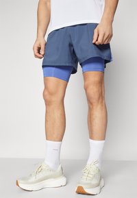 Under Armour LAUNCH - 2-i-1-shorts - downpour gray