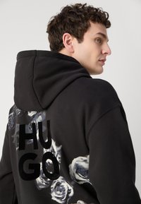 HUGO Sweat à capuche - black