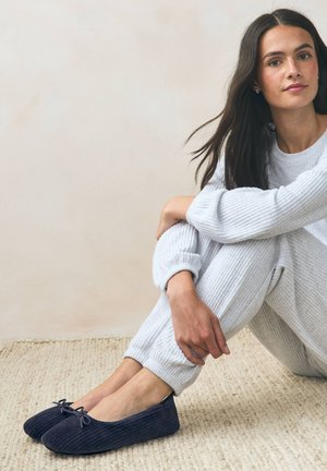 Next REGULAR FIT  - Lahtised kingad - navy