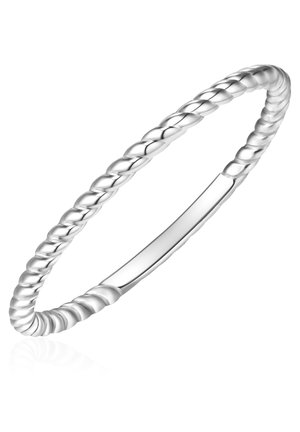 Brazalete retorcido de plata con un diseño trenzado que presenta secciones lisas, destacando una combinación de textura y acabado elegante.