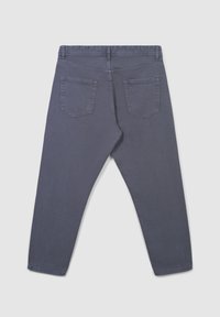 Ciemnoszare dżinsy o tapered fit, z dwoma tylnymi kieszeniami i prostym przeszyciem wzdłuż szwów. Płaski krój pasa.