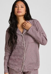 Bordeaux en witte gingham-gepatrooneerde pyjamashirt met een kraag, voor knopen en lange mouwen, gemaakt van een zachte katoenstof.