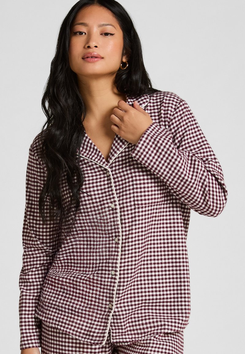 Bordeaux en witte gingham-gepatrooneerde pyjamashirt met een kraag, voor knopen en lange mouwen, gemaakt van een zachte katoenstof.