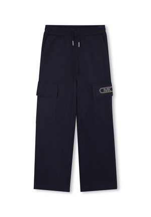 Pantalons cargo bleu marine en tissu doux, avec deux grandes poches latérales et un discret logo sur la poche gauche. Taille élastique.