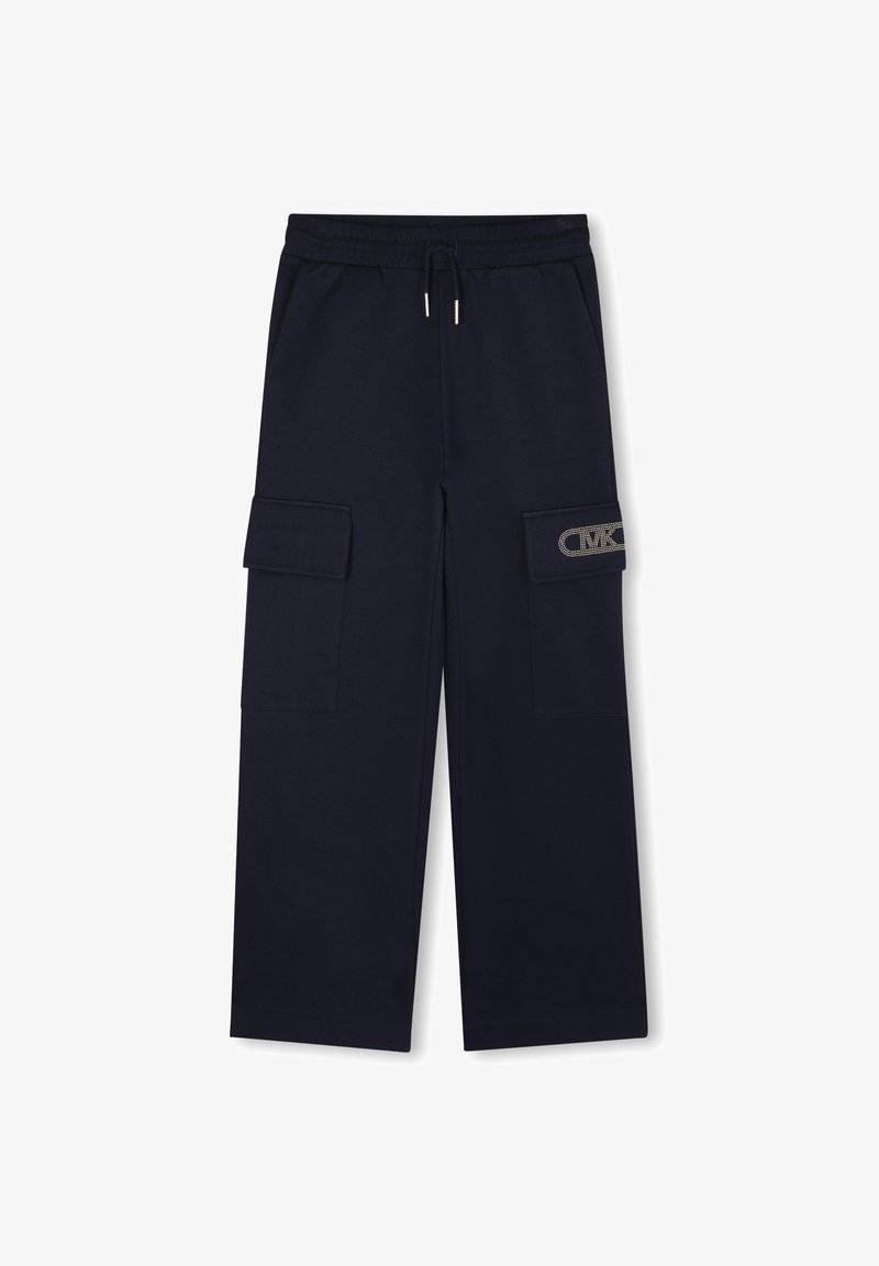 Pantalons cargo bleu marine en tissu doux, avec deux grandes poches latérales et un discret logo sur la poche gauche. Taille élastique.