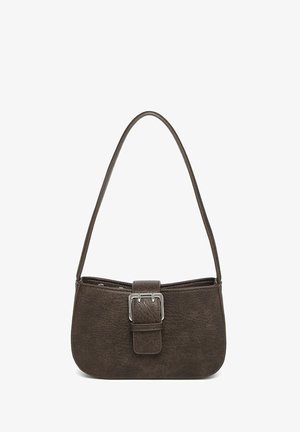 Bolso de mano marrón de piel sintética con una silueta curva, una sola correa y un detalle destacado de hebilla plateada en la parte frontal. Textura suave en general.