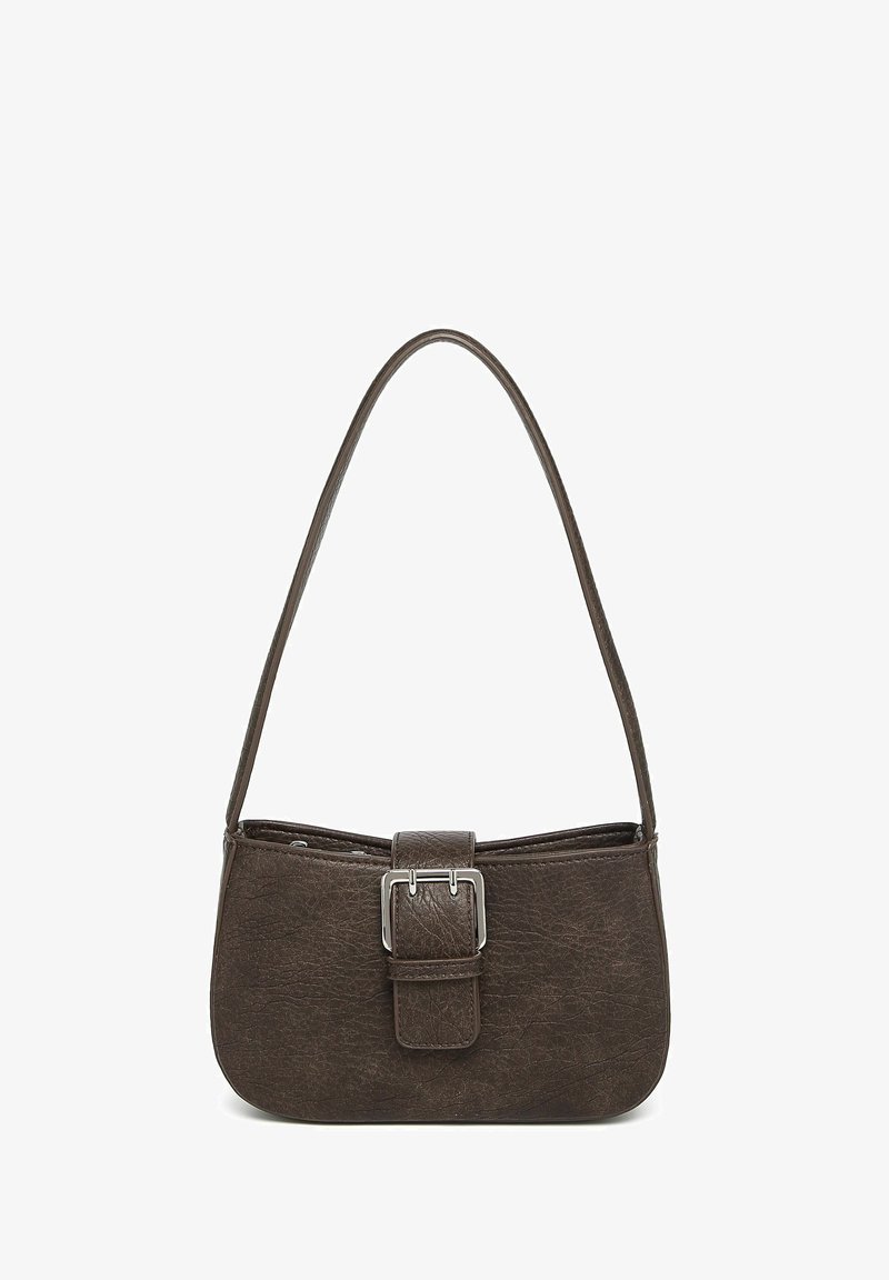 Geantă maro din piele ecologică, cu siluetă curbată, o singură bretea și o cataramă argintie proeminentă în față. Textură netedă în ansamblu.