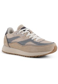 Beige mockasinskor i mocka och grå mesh med vita snörningar, rundad tå och lätt gummisula. Texturerade accentfärger på sidopanelerna.
