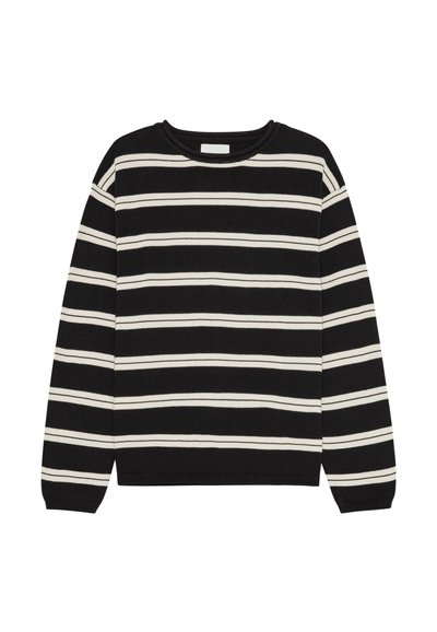 Czarny sweter dziany z białymi poziomymi paskami, długimi rękawami i okrągłym dekoltem, ułożony na płasko na białym tle.