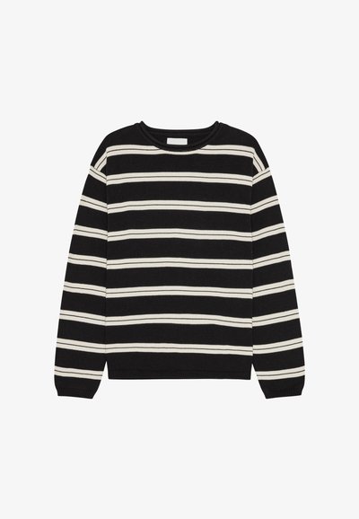 Czarny sweter dziany z białymi poziomymi paskami, długimi rękawami i okrągłym dekoltem, ułożony na płasko na białym tle.