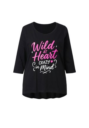 Musta puuvillainen t-paita, jossa on kolmen neljänneksen hihat ja rohkea pinkki-valkoinen teksti: "Wild at Heart Crazy in Mind" koristeellisin elementein.
