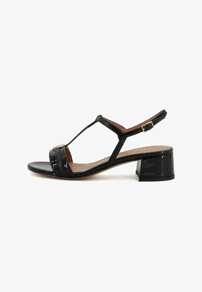 Sandal in vernice nera con design a T, cinturino alla caviglia regolabile e tacco a bloco, caratterizzato da due bande orizzontali sulla punta.