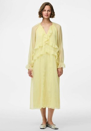 Robe en chiffon jaune clair avec des couches froncées, manches longues et décolleté en V, dotée d'une fermeture à cordon au niveau du cou et d'une silhouette fluide.