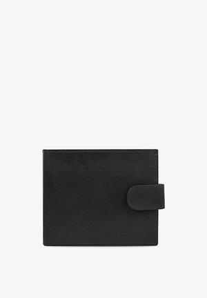 Czarny skórzany portfel o gładkiej fakturze, składany w pół, z zaokrąglonymi krawędziami i zapięciem na zatrzask. Z przodu znajduje się wytłoczone logo marki.