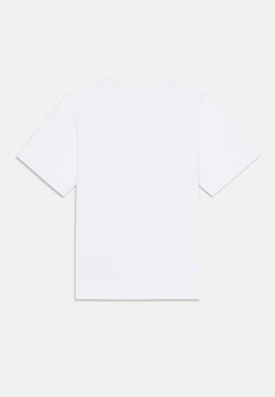 Vit bomull t-shirt med korta ärmar, rundad halsringning och en enkel design. Slät textur, inga mönster eller detaljer synliga.