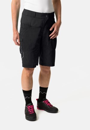 Zwarte shorts van lichtgewicht stof, voorzien van cargozakken en een knoopsluiting. Draag ze met zwarte schoenen en roze veters, aangevuld met gestreepte sokken.