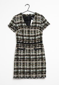 Šaty s krátkými rukávy z černo-bílého tvídu s zelenými a zlatými akcenty, s výstřihem do V, přiléhavým pasem a dvěma předními kapsami.