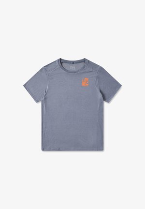 Grijze t-shirt met korte mouwen, gemaakt van zacht materiaal, met een klein oranje logo op de linkerborst en een ronde halslijn.