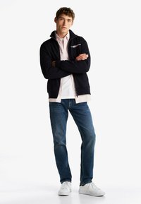 Tommy Hilfiger FLAG EMBROIDERY  - Felpa con zip - desert