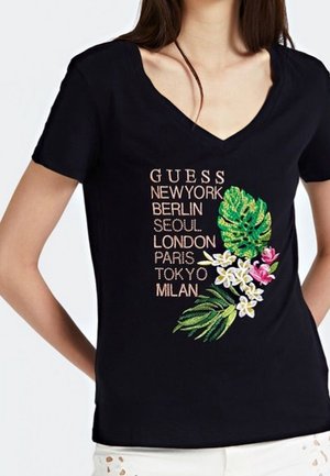 T-shirt noir à col en V et manches courtes, avec une broderie florale colorée et des noms de villes en lettres métalliques.