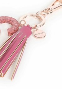 Llavero con un charm de resina brillante en color rosa, un fleco rosa con detalles dorados y un anillo metálico con una etiqueta que dice "MIRANDA."